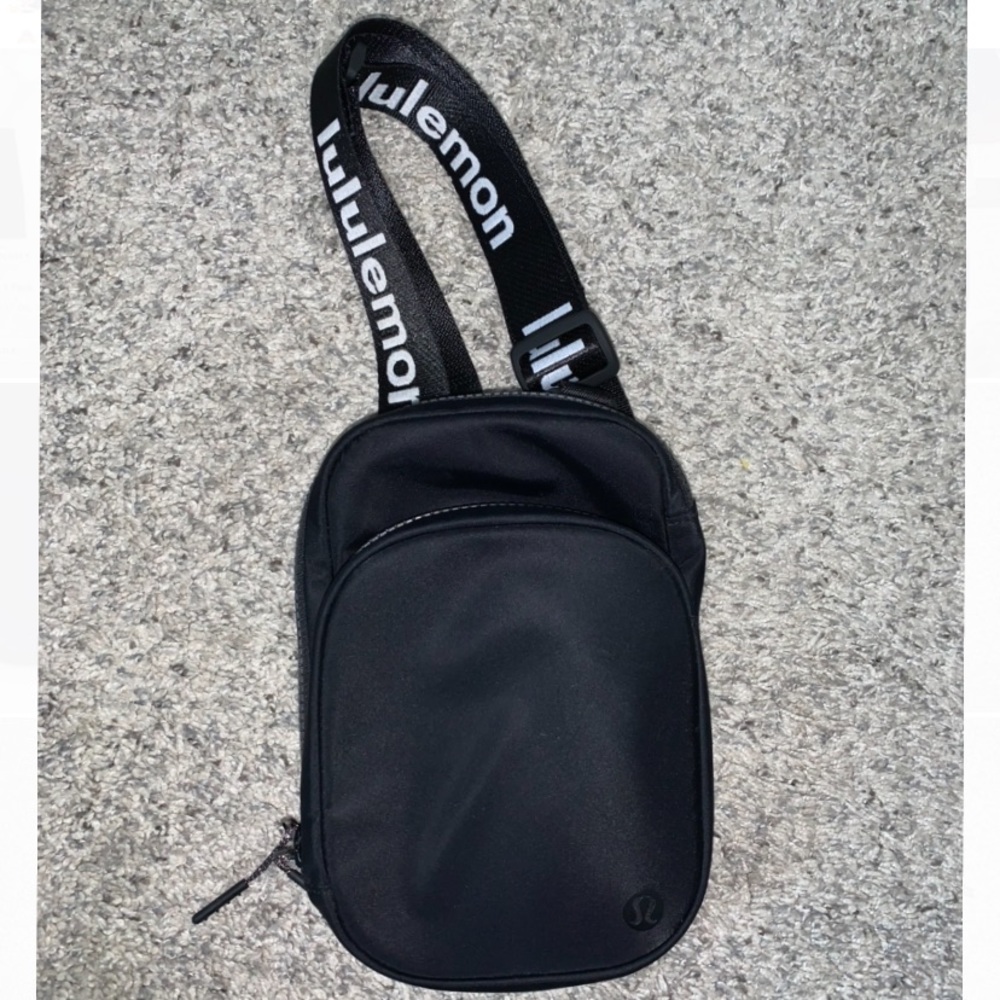 LULULEMON CROSSBODY PURSE 🖤